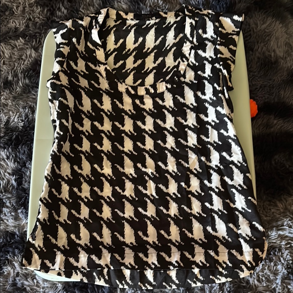 Stylish Black and White Blouse!